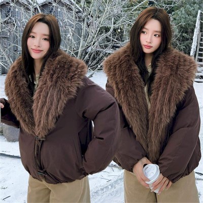 {{photo.Alt || photo.Description || 'Cute Woman Куртка с меховым воротником  010-853'}}