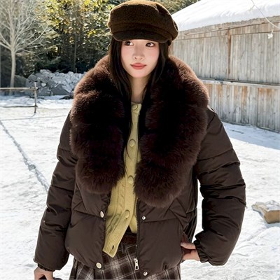 {{photo.Alt || photo.Description || 'Cute Woman Куртка с меховым воротником  010-858'}}
