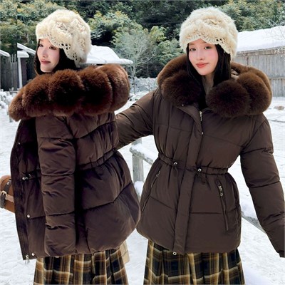 {{photo.Alt || photo.Description || 'Cute Woman Куртка с капюшоном и меховым воротником  010-902'}}