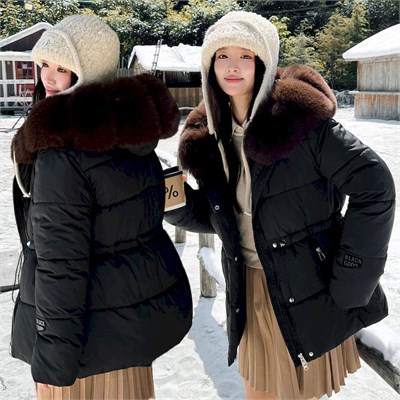 {{photo.Alt || photo.Description || 'Cute Woman Куртка с капюшоном и меховым воротником  010-902'}}