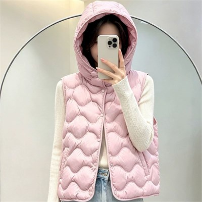 {{photo.Alt || photo.Description || 'Cute Woman Жилет с капюшоном  028-703'}}