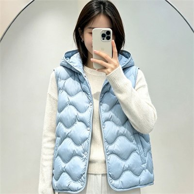 {{photo.Alt || photo.Description || 'Cute Woman Жилет с капюшоном  028-703'}}