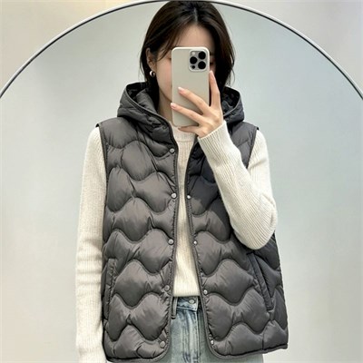 {{photo.Alt || photo.Description || 'Cute Woman Жилет с капюшоном  028-703'}}