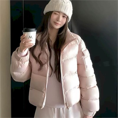 {{photo.Alt || photo.Description || 'Cute Woman Куртка пуховая стеганая  019-828'}}