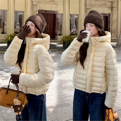{{photo.Alt || photo.Description || 'Cute Woman Куртка с капюшоном  001-B17'}}