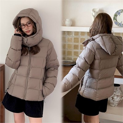 {{photo.Alt || photo.Description || 'Cute Woman Пуховик с капюшоном  001-B19'}}