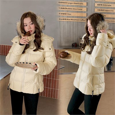 {{photo.Alt || photo.Description || 'Cute Woman Пуховик с капюшоном  001-B19'}}