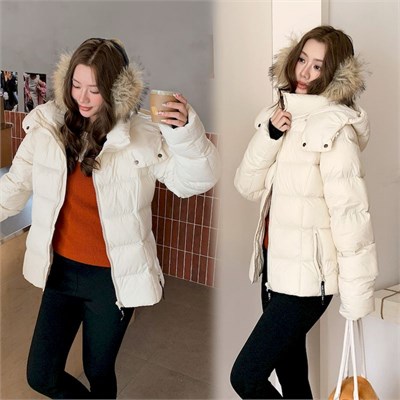 {{photo.Alt || photo.Description || 'Cute Woman Пуховик с капюшоном  001-B19'}}