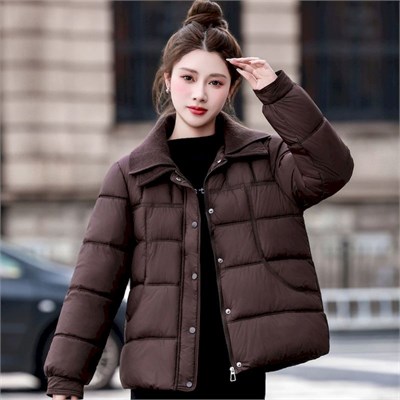 {{photo.Alt || photo.Description || 'Cute Woman Куртка пуховая стеганая  001-B62'}}