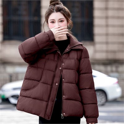 {{photo.Alt || photo.Description || 'Cute Woman Куртка пуховая стеганая  001-B62'}}