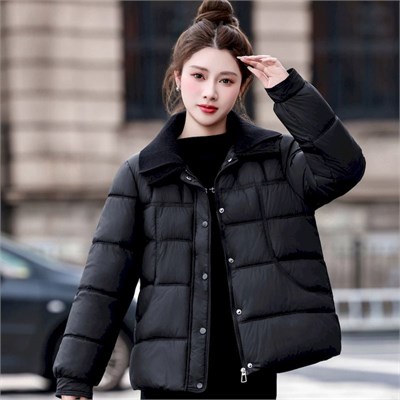 {{photo.Alt || photo.Description || 'Cute Woman Куртка пуховая стеганая  001-B62'}}