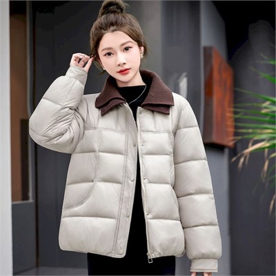 {{photo.Alt || photo.Description || 'Cute Woman Куртка пуховая стеганая  001-B62'}}