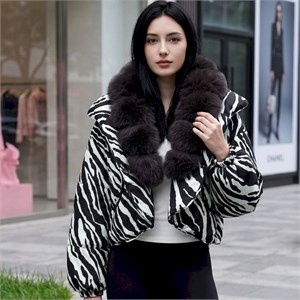{{photo.Alt || photo.Description || 'Cute Woman Куртка с меховым воротником  026-668'}}