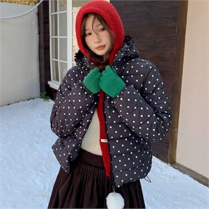 {{photo.Alt || photo.Description || 'Cute Woman Куртка с капюшоном  028-2610'}}