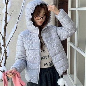{{photo.Alt || photo.Description || 'Cute Woman Куртка с капюшоном  028-2610'}}