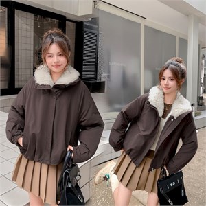 {{photo.Alt || photo.Description || 'Cute Woman Куртка с меховым воротником  025-A30'}}