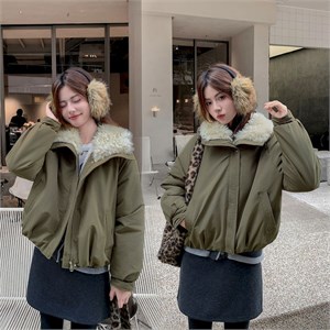 {{photo.Alt || photo.Description || 'Cute Woman Куртка с меховым воротником  025-A30'}}