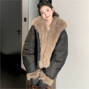 {{photo.Alt || photo.Description || 'Cute Woman  Куртка с меховым воротником  017-6602'}}