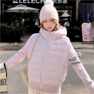 {{photo.Alt || photo.Description || 'Cute Woman  Куртка с капюшоном  025-A39'}}
