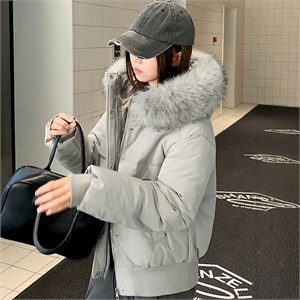 {{photo.Alt || photo.Description || 'Cute Woman Куртка с капюшоном  027-839'}}