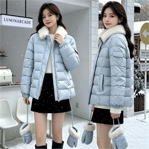 {{photo.Alt || photo.Description || 'Cute Woman Куртка с варежками  011-275'}}