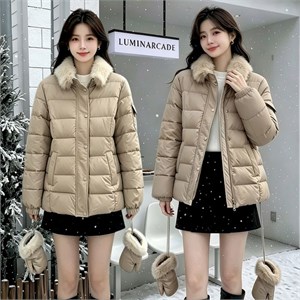 {{photo.Alt || photo.Description || 'Cute Woman Куртка с варежками  011-275'}}