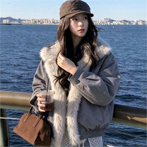 {{photo.Alt || photo.Description || 'Cute Woman Куртка с меховым воротником  011-273'}}
