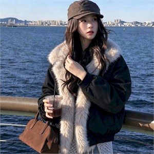 {{photo.Alt || photo.Description || 'Cute Woman Куртка с меховым воротником  011-273'}}