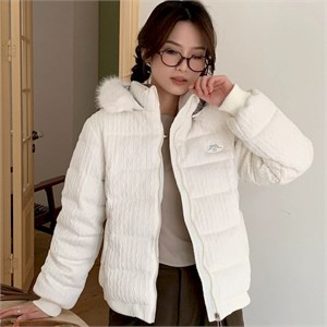 {{photo.Alt || photo.Description || 'Cute Woman Куртка с капюшоном  027-856'}}