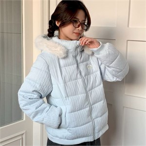 {{photo.Alt || photo.Description || 'Cute Woman Куртка с капюшоном  027-856'}}