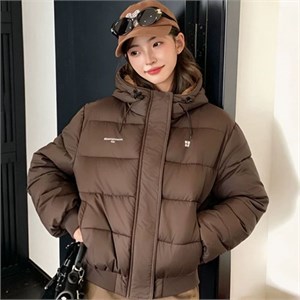 {{photo.Alt || photo.Description || 'Cute Woman Куртка с капюшоном  017-6601'}}