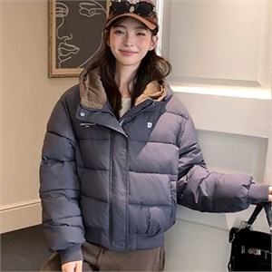 {{photo.Alt || photo.Description || 'Cute Woman Куртка с капюшоном  017-6601'}}