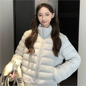 {{photo.Alt || photo.Description || 'Cute Woman Куртка с воротником-стойкой  017-669'}}