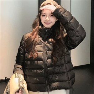 {{photo.Alt || photo.Description || 'Cute Woman Куртка с воротником-стойкой  017-669'}}