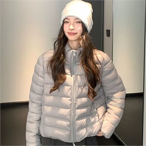 {{photo.Alt || photo.Description || 'Cute Woman Куртка с воротником-стойкой  017-669'}}