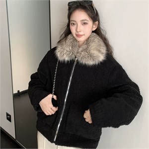 {{photo.Alt || photo.Description || 'Cute Woman Куртка с меховым воротником  017-668'}}