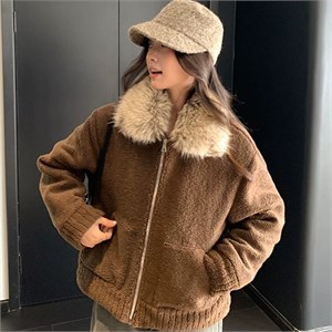{{photo.Alt || photo.Description || 'Cute Woman Куртка с меховым воротником  017-668'}}
