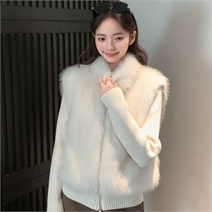 {{photo.Alt || photo.Description || 'Cute Woman Куртка с меховым воротником  017-666'}}