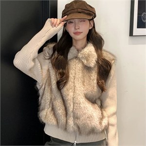 {{photo.Alt || photo.Description || 'Cute Woman Куртка с меховым воротником  017-666'}}