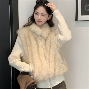 {{photo.Alt || photo.Description || 'Cute Woman Куртка с меховым воротником  017-666'}}