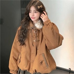 {{photo.Alt || photo.Description || 'Cute Woman Куртка ретро с меховым воротником  017-665'}}