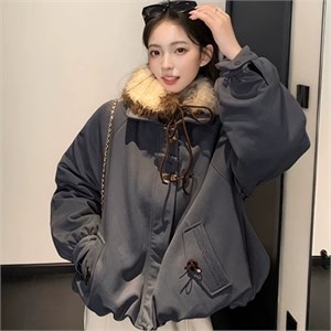 {{photo.Alt || photo.Description || 'Cute Woman Куртка ретро с меховым воротником  017-665'}}
