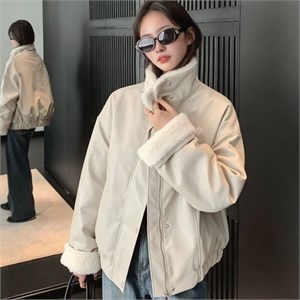 {{photo.Alt || photo.Description || 'Cute Woman Куртка ретро с меховым воротником  017-663'}}