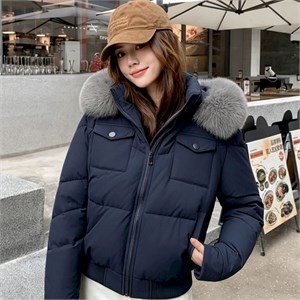 {{photo.Alt || photo.Description || 'Cute Woman Куртка с капюшоном  023-7618'}}