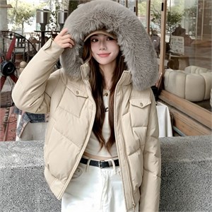 {{photo.Alt || photo.Description || 'Cute Woman Куртка с капюшоном  023-7618'}}