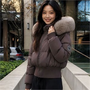 {{photo.Alt || photo.Description || 'Cute Woman Куртка с капюшоном  023-637'}}