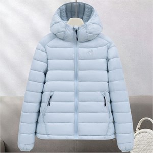 {{photo.Alt || photo.Description || 'Cute Woman Куртка с капюшоном  023-7606'}}
