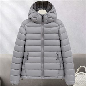 {{photo.Alt || photo.Description || 'Cute Woman Куртка с капюшоном  023-7606'}}