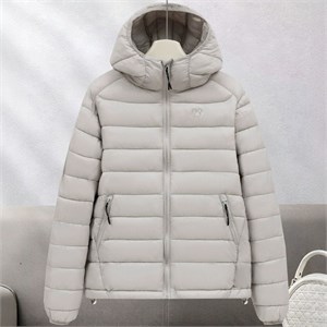 {{photo.Alt || photo.Description || 'Cute Woman Куртка с капюшоном  023-7606'}}