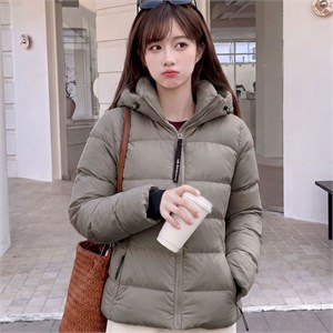 {{photo.Alt || photo.Description || 'Cute Woman  Куртка с капюшоном  019-851'}}